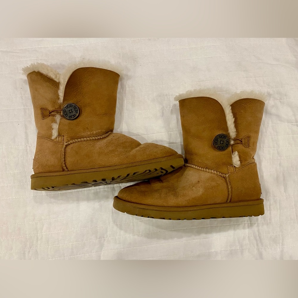 Womens Ugg Bailey Button boots.  Size 8